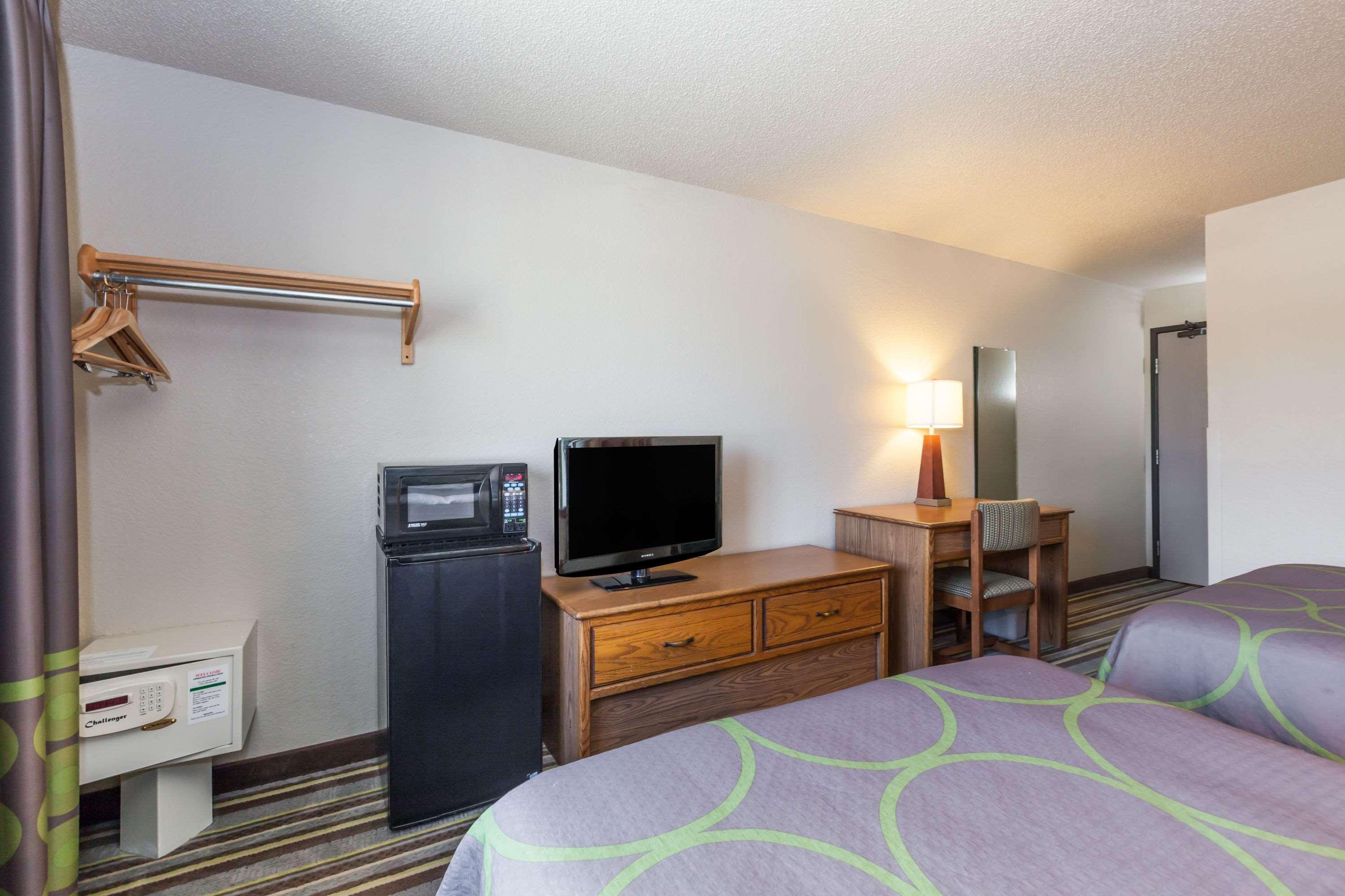 Super 8 By Wyndham Dunbar/Charleston Area Hotell Exteriör bild