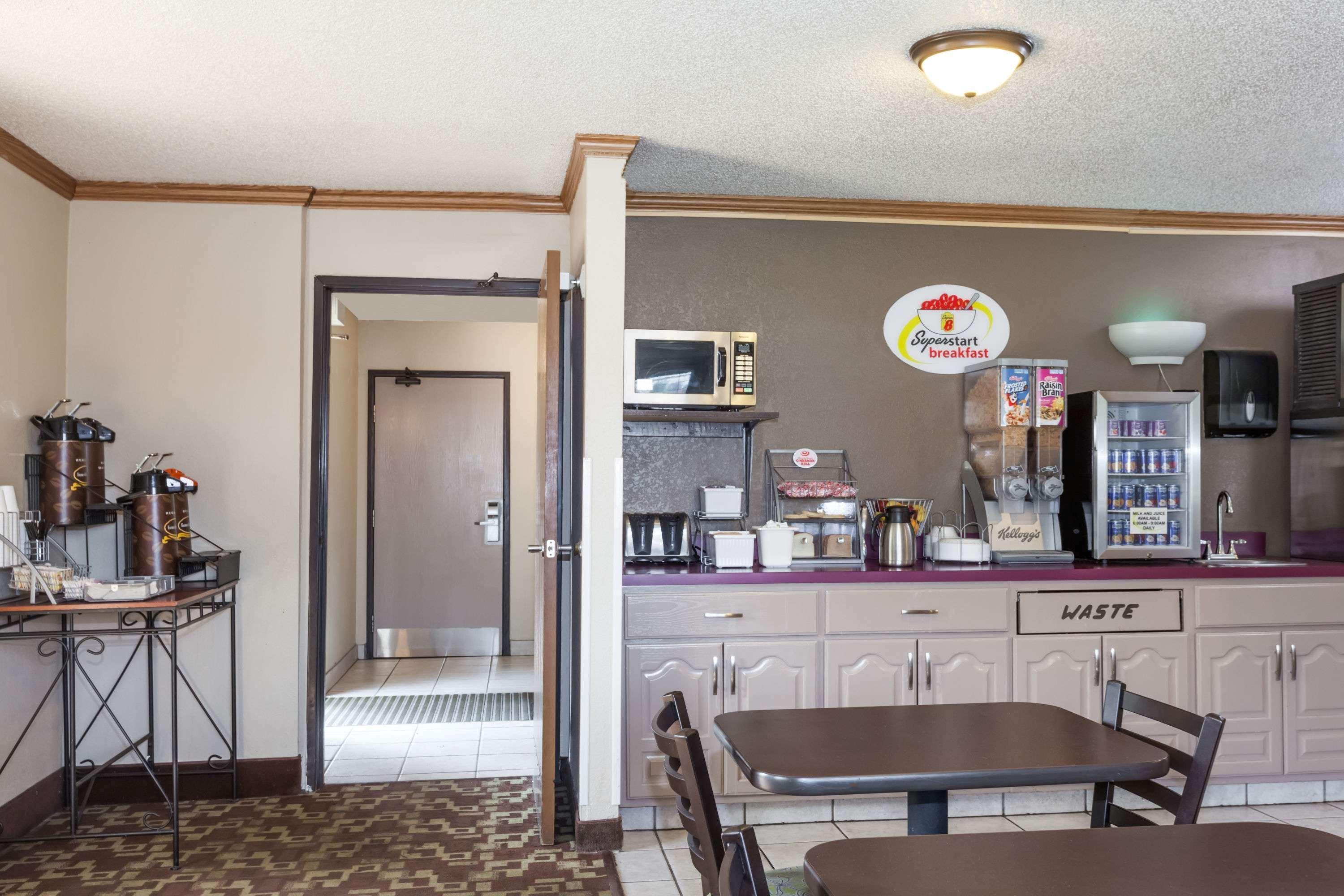 Super 8 By Wyndham Dunbar/Charleston Area Hotell Exteriör bild