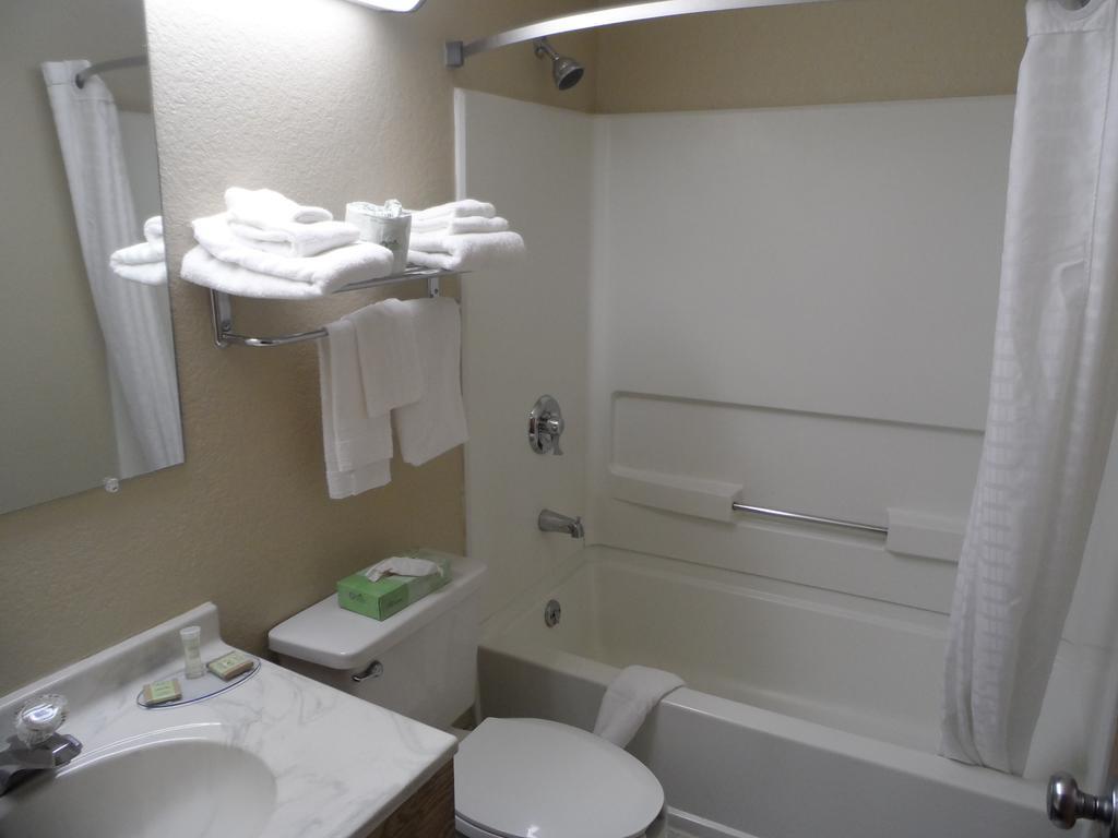 Super 8 By Wyndham Dunbar/Charleston Area Hotell Rum bild